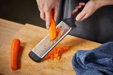 Терка Fiskars Functional Form мелкая для цедры лимона, имбиря, шоколада (1014412)