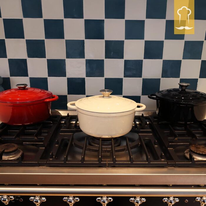 Чавунна каструля Chefarone 24 см, Емальована каструля з кришкою для випікання хліба, тушкування та запікання Хлібна каструля, сумісна з індукцією (вершки, 4,7 л)