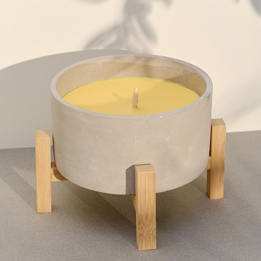 Свічка у кашпо Bougies La Française BETON на дерев'яній підставці, лемонграс, 21 х 15 см, 930 г