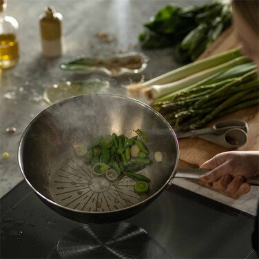 Сковорода Wok Fiskars All Steel Pure матова 28 см (1065629)