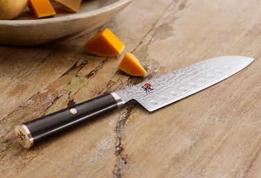 Ніж MIYABI Nakiri серії 5000FCD Перетворює навіть прості кухонні завдання, такі як чищення та нарізання фруктів і овочів, на візуальне задоволення. Довжина леза 17 см, чорний колір.